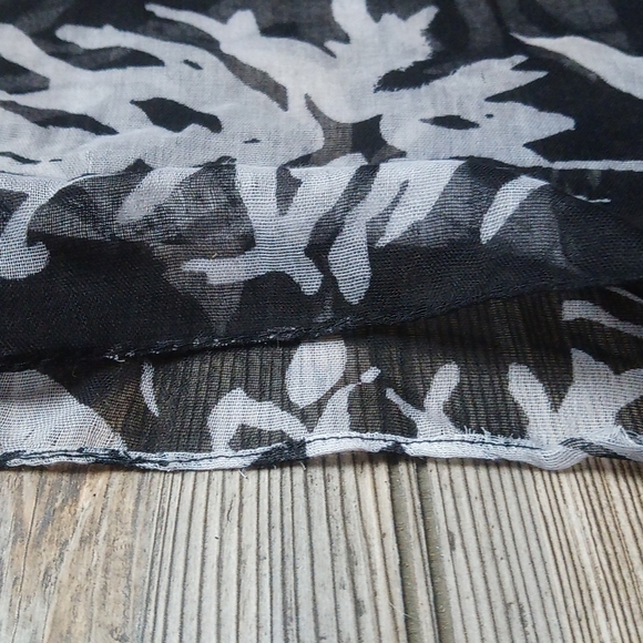 Lane Bryant Black & White Floral Pattern Print Lightweight Infinity Scarf - Picture 5 of 9